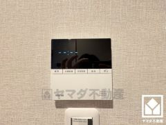 浴室暖房乾燥機付き。真冬の寒い浴室を暖かく、また雨の日の洗濯物の乾燥にと多用途に活躍する機能です。