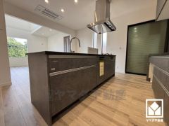 ご家族やお客様とのコミュニケーションが弾む開放的なアイランドキッチンで、複数人での作業もラクラク。配膳や片付けがしやすく、お料理中でもお子様の様子が分かって安心です。