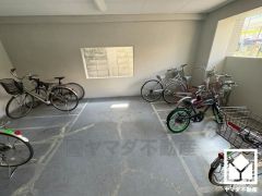 屋内駐輪場なので、雨や風、直射日光から自転車を守ることができます。