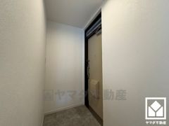 白を基調とした明るい玄関で、毎日を爽やかにスタート。帰るたびにホッとできる、心地よい住まいの入り口。