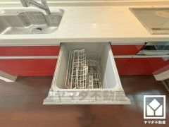 毎日の家事の負担を軽減でき、水道代の節約にもなる食器洗乾燥機付き。