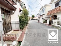 前面道路幅員約6mとゆったりとした広さがあるのでファミリーカー等の車の出入れも楽にできます。