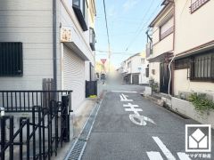 「セブンイレブン尼崎名神町2丁目店」まで徒歩2分、「業務スーパー名神尾浜店」まで徒歩4分など、お買い物施設が徒歩圏内に複数あり便利な住環境です。