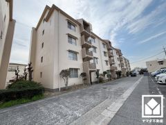 阪神電鉄本線「尼崎センタープール前」駅まで徒歩約19分、JR東海道本線「立花」駅まで徒歩約22分、阪神電鉄武庫川線「武庫川」駅まで徒歩約22分の立地。