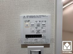 浴室暖房乾燥機付き。真冬の寒い浴室を暖かく、また雨の日の洗濯物の乾燥にと多用途に活躍する機能です。ご成約でヤマダポイントプレゼント中です。お問合せお待ちしております。