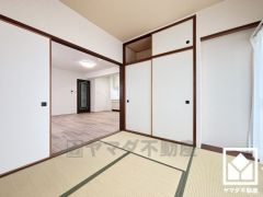 リビングに隣接する続き間で、一体利用も可能です。