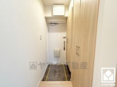 白を基調とした明るい玄関で、毎日を爽やかにスタート。清潔感あふれる空間が、訪れる人々を温かく迎えます。