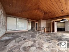 ラグジュアリーな石張りの床が魅力の広々としたリビングです。高台の3階リビングのため、窓からは西宮市内から大阪湾まで見晴らすことのできる一大パノラマが広がり、贅沢な時間を過ごせます。