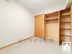 約5.3帖の洋室です。お子様のお部屋などにも丁度良い広さです。