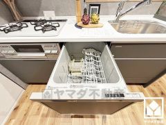 毎日の家事の負担を軽減でき、水道代の節約にもなる食器洗乾燥機付き。