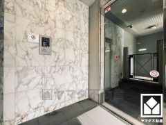 エントランスから始まる、快適な暮らし。オートロック完備の防犯性とデザイン性を両立した、安心の住まい。