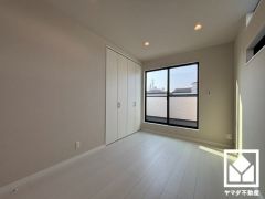 バルコニーにつながるお部屋で、通風・陽当たり良好。