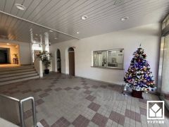 ゆったりとしたロビーが、住まう人の憩いの場に。季節の飾りつけなども行われており、心が温かくなる住まいです。