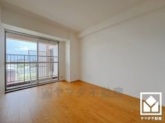 約4.7帖の洋室です。全室バルコニーに繋がるお部屋となっております。風通しが良く、明るい陽光がたっぷり差し込む心地よい生活空間です。