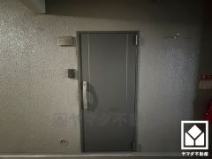 シンプルで洗練された玄関デザイン。帰るたびにホッとできる、心地よい住まいの入り口。