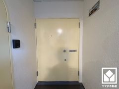 玄関は親子ドアで大きく開くため、ベビーカーでの出入りも楽々です。