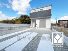 北側には緑豊かな藻川が流れており、川沿いに遊歩道も整備されています。四季折々の美しい自然を感じながら、お散歩やウォーキング・ジョギングなどの運動もお楽しみいただける住環境です。