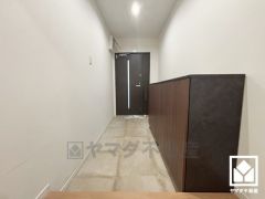 ドアの窓から光が差し込み、外出時にも帰宅時にも、明るい気持ちになれる玄関です。