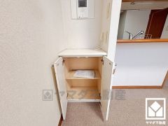 ダイニングにも収納がございます。広々としたカウンターは電話台としては勿論、インテリア小物を置いて飾り棚などとしても。