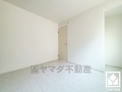 約5.2帖の2階洋室です。お子様のお部屋などにも丁度良い広さです。