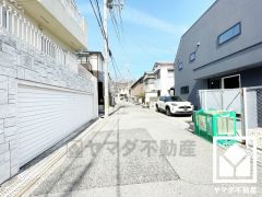 玄関にはたっぷりの収納スペースを完備。靴やベビーカー、アウトドア用品まですっきり収まり、いつでも整った空間に。