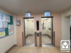 2基のエレベーターを設置し、待ち時間を短縮。快適な住まいへのアクセスをスムーズに。防犯カメラが設置されておりセキュリティにも配慮されています。