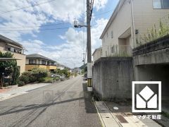 前面道路幅員約6.9mとゆったりとした広さがあるのでファミリーカー等の車の出入れも楽にできます。