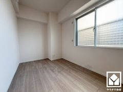 納戸はウォークスルークローゼット付きの洋室としてもお使いいただけます。独立した居室なのでプライベートな時間をゆったり過ごせそうです。