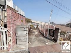 カーポート付きの駐車スペースを2台分完備。重い荷物や雨の日の移動もスムーズで、快適なカーライフを実現。来客時にも便利です。