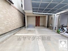 カーポート付き駐車スペース完備。雨の日の乗り降りがぐっと楽になります。並列2台分のスペースがございます。来客時にも便利です。（カーポートは1台分。駐車台数は車種によります）