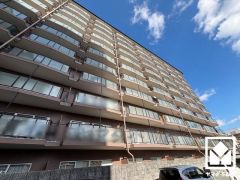 「ファミリーマート西宮久保町」まで徒歩4分、「サンドラッグ西宮東町店」まで徒歩5分、「コープ西宮南」まで徒歩7分など、お買い物施設が徒歩圏内に複数あり便利な住環境です。