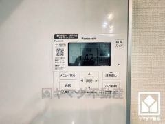 エコキュート搭載。ヒートポンプ技術で効率よくお湯を沸かすため、電気代がお得になります。火を使わないので安全性が高く、断水時にも貯めてあるお湯を生活用水として使用することができます。