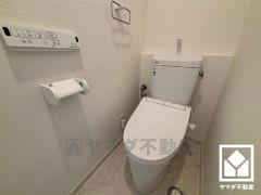 温水洗浄便座付きで、季節を問わずいつでも温かい便座をお使いいただけます。