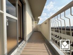 11階建て最上階で前面に視界を遮る高い建物がなく、開放的な景色が広がります。広々としているため、お洗濯物もたっぷりと干す事ができます。