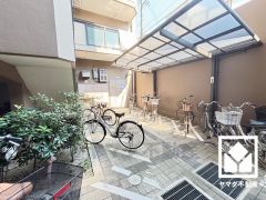 家族との時間も、自分だけの時間も心地よく過ごせる。シンプルで飽きのこない設計が、暮らしに余白をもたらします。この住宅は、日々の暮らしをそっと支えてくれます。