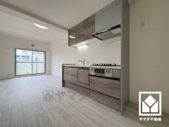 明るい光の差し込むLDKはゆったりとした家族団欒の場に。