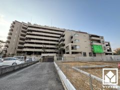 室内洗濯機置場がございますので、天候に左右されず洗濯していただけます。