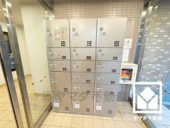 宅配ボックスも完備しています。留守でも安心、荷物の受け取りをスムーズに。