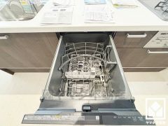 毎日の家事の負担を軽減でき、水道代の節約にもなる食器洗乾燥機付き。