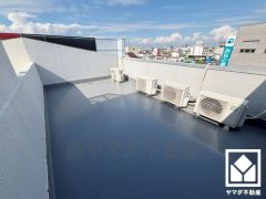 広々とした屋上ルーフバルコニーがあり、陽射しを感じながら贅沢な時間を過ごすことができます。