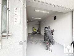 屋内駐輪場を完備。雨や風、直射日光から自転車を守ることができます。