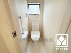 明るく清潔感溢れるトイレです。2連トイレットペーパーホルダーなのでお取替えの手間が軽減できます。トイレが1階と2階にあるので、朝の忙しい時間にも混雑せず快適です。