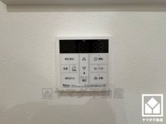 ボタン1つで自動でお湯張りができるオートバス機能付き。追い炊き機能もございますので、いつでも温かいお風呂に入ることができます。