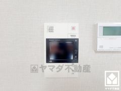 突然の来訪時でも安心なモニター付きインターホンを完備。お留守番中のお子様でも簡単に来訪者の確認ができます。