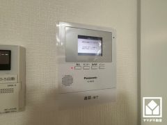 突然の来訪時でも安心なモニター付きインターホンを完備。お留守番中のお子様でも簡単に来訪者の確認ができます。