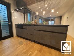 タカラスタンダード製のシステムキッチン。フラットキッチンなので配膳や片付けがしやすく、お料理中でもお子様の様子が分かって安心です。キッチン横には勝手口があり、換気やゴミ出しなどに便利です。