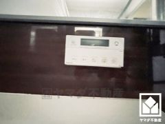 ボタン1つで自動でお湯張りができるオートバス機能付き。追い炊き機能もございますので、いつでも温かいお風呂に入ることができます。