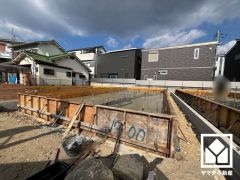 浴室には小窓が付いているので明るく、こもりがちな湿気もすぐ取り除くことができます。雨の日の洗濯や花粉・ウイルス対策にもお使いいただける浴室乾燥機付き。