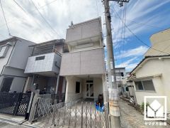 落ち着いた色合いと直線的な美しさが調和した外観。帰るたびに安心感を感じられる佇まい。