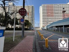 阪神電鉄武庫川線「武庫川団地前」駅まで徒歩約15分、阪神電鉄本線「鳴尾・武庫川女子大前」駅まで徒歩約25分の立地。